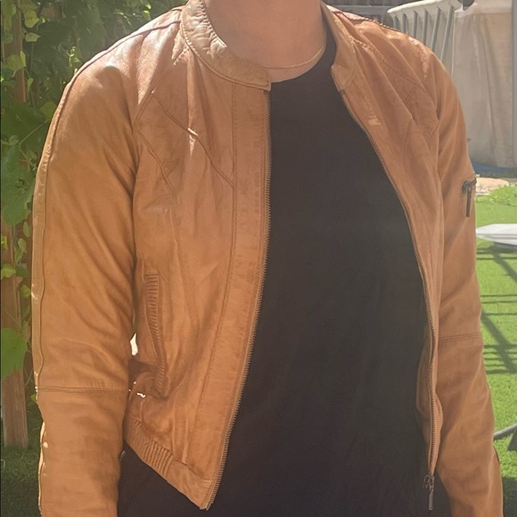 Leather jacket 🧥 - Picture 2 of 11